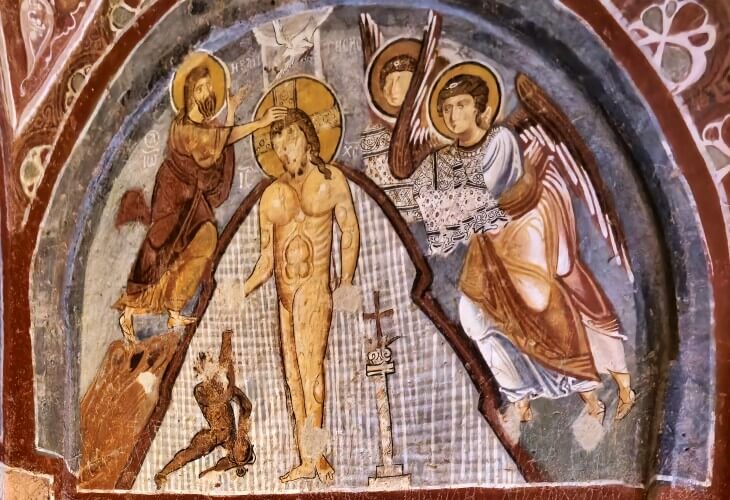 Göreme Elmalı Kilise’deki Vaftiz sahnesi; İsa, Yahya ve melekler ile Orta Bizans fresk programı.